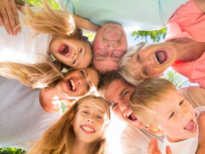 familie zusammen viele generationen lachen