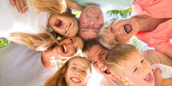 familie zusammen viele generationen lachen